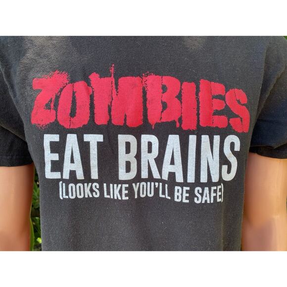Y2K ZOMBIES EAT BRAINS LOOKS LIKE YOU'LL BE SAFE T-Shirt MEN'S Size Medium - Picture 2 of 7